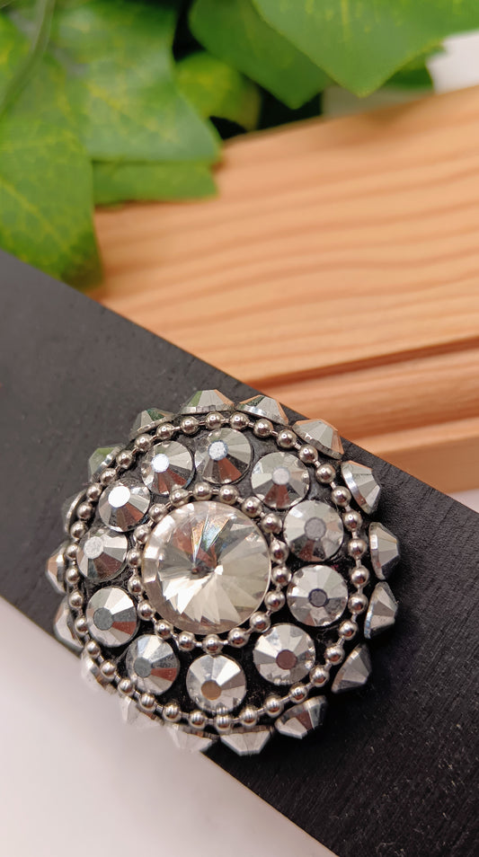 Anello artigianale con strass e catena in acciaio