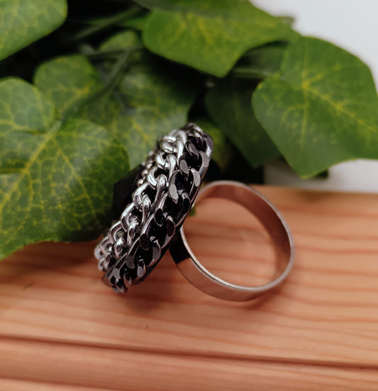 Anello artigianale con vortici di catena e strass centrale