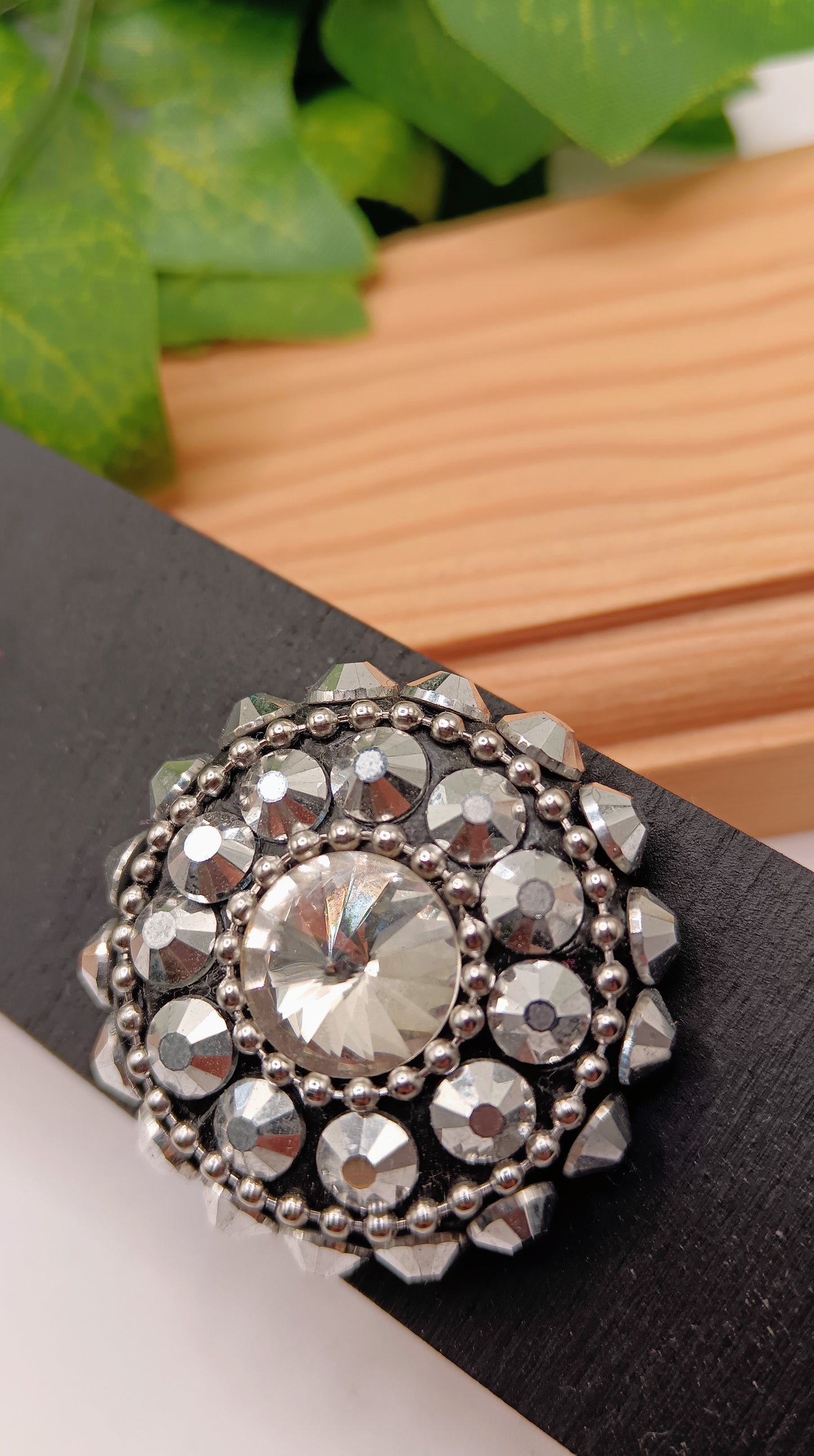 Anello artigianale con strass e catena in acciaio