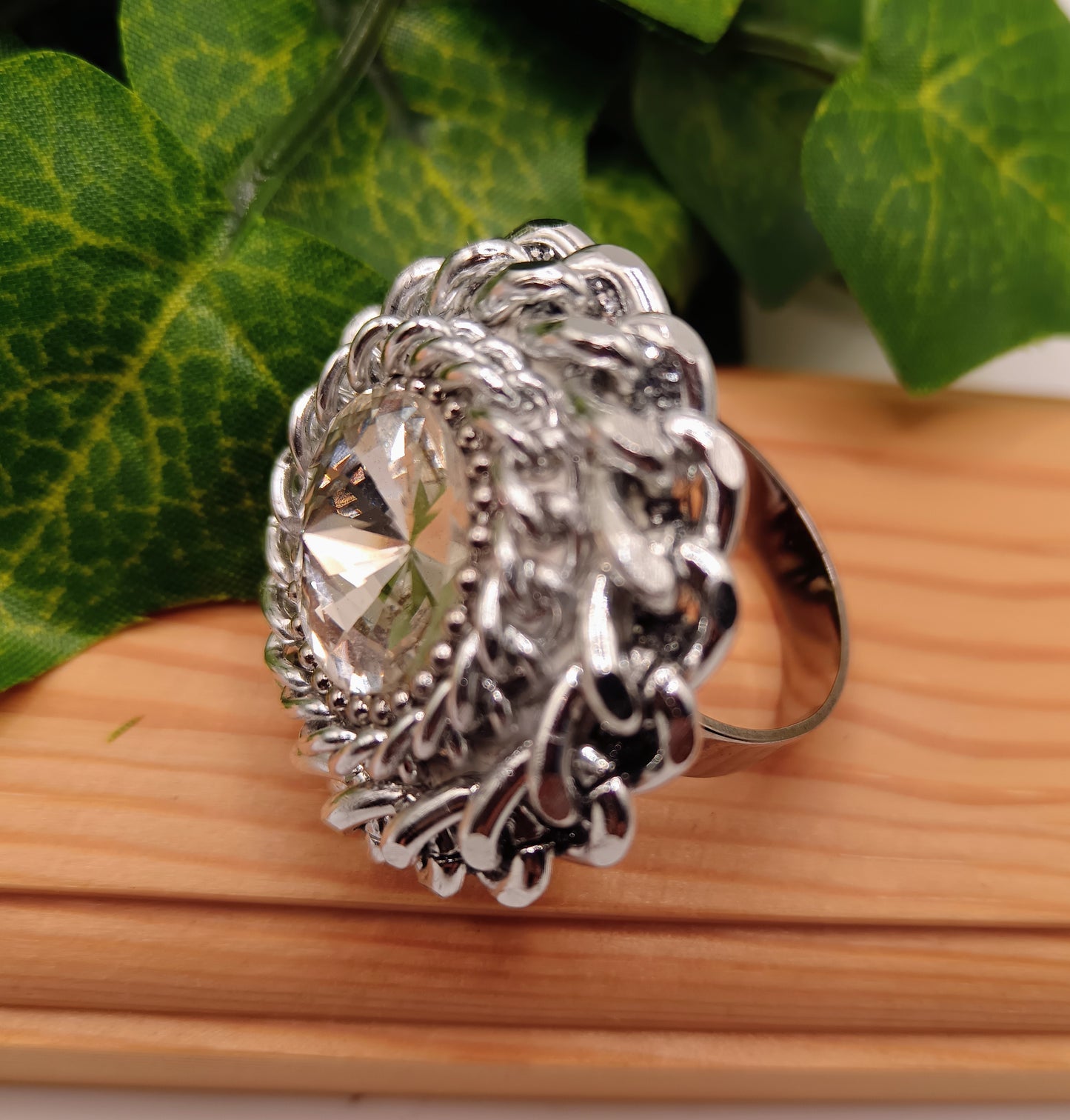 Anello artigianale con vortici di catena e strass centrale