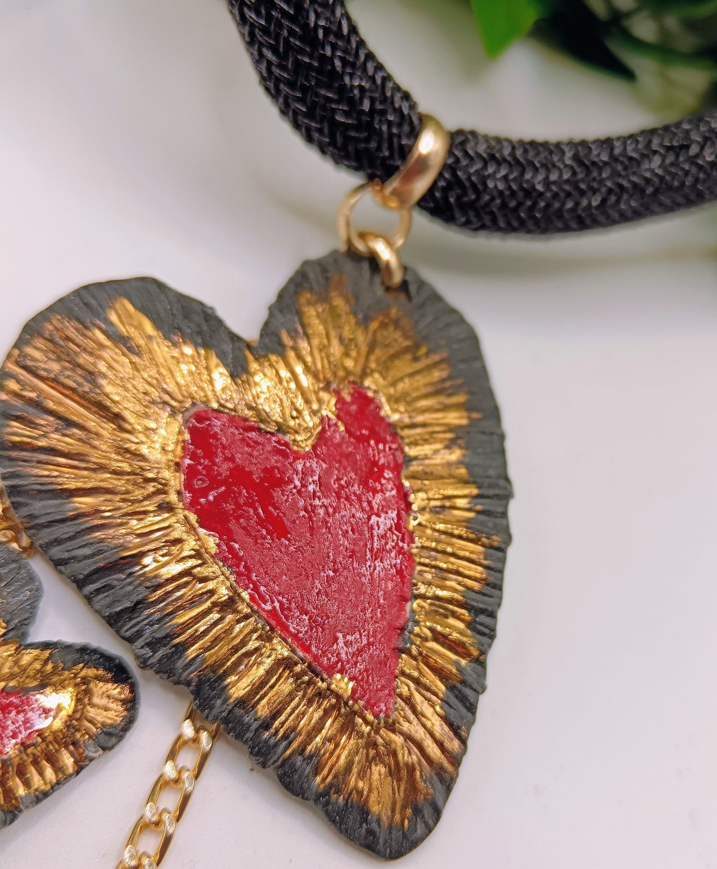 Collana in ceramica lustro oro con cuori pendenti