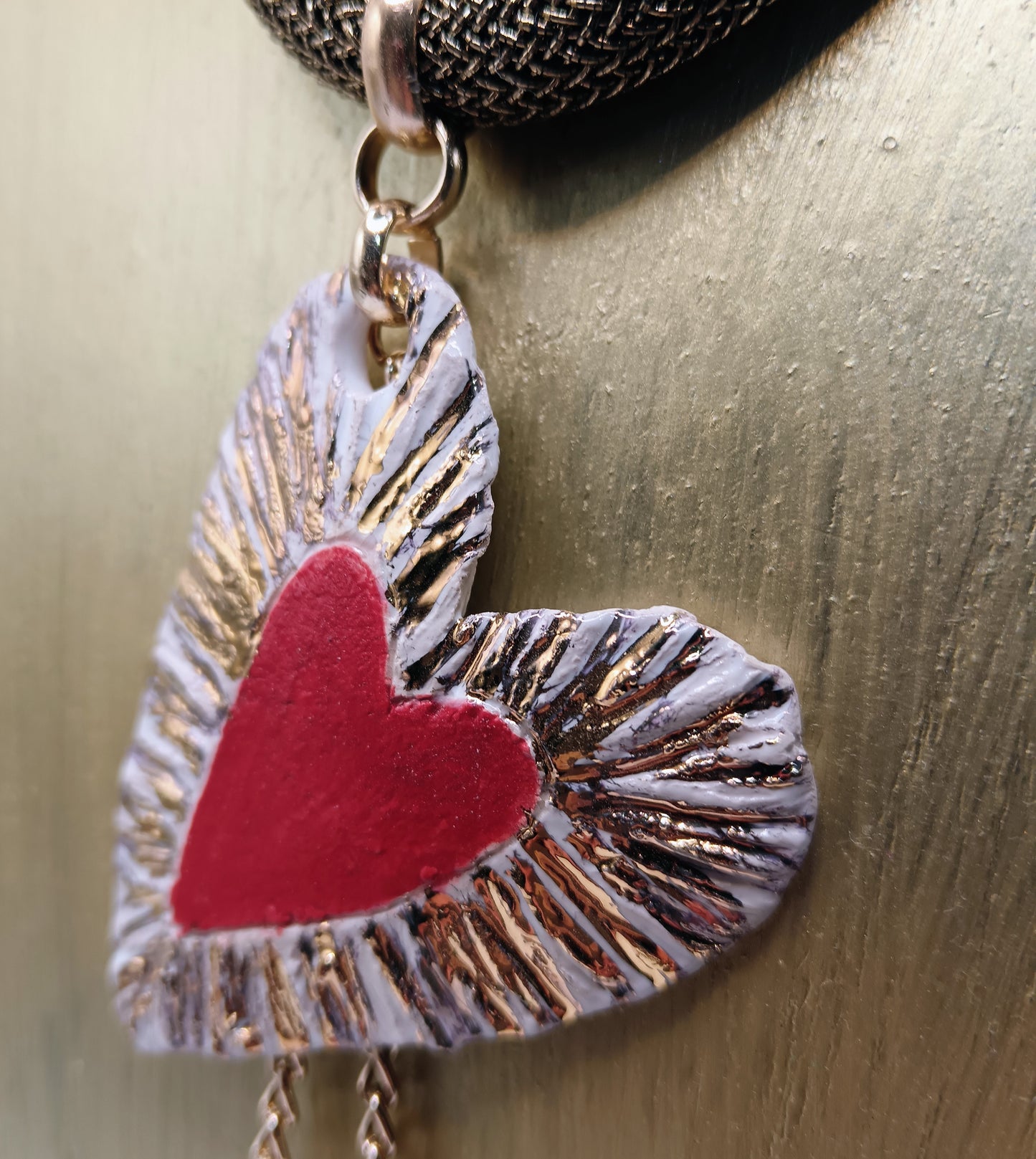 Collana in ceramica lustro oro con cuori pendenti