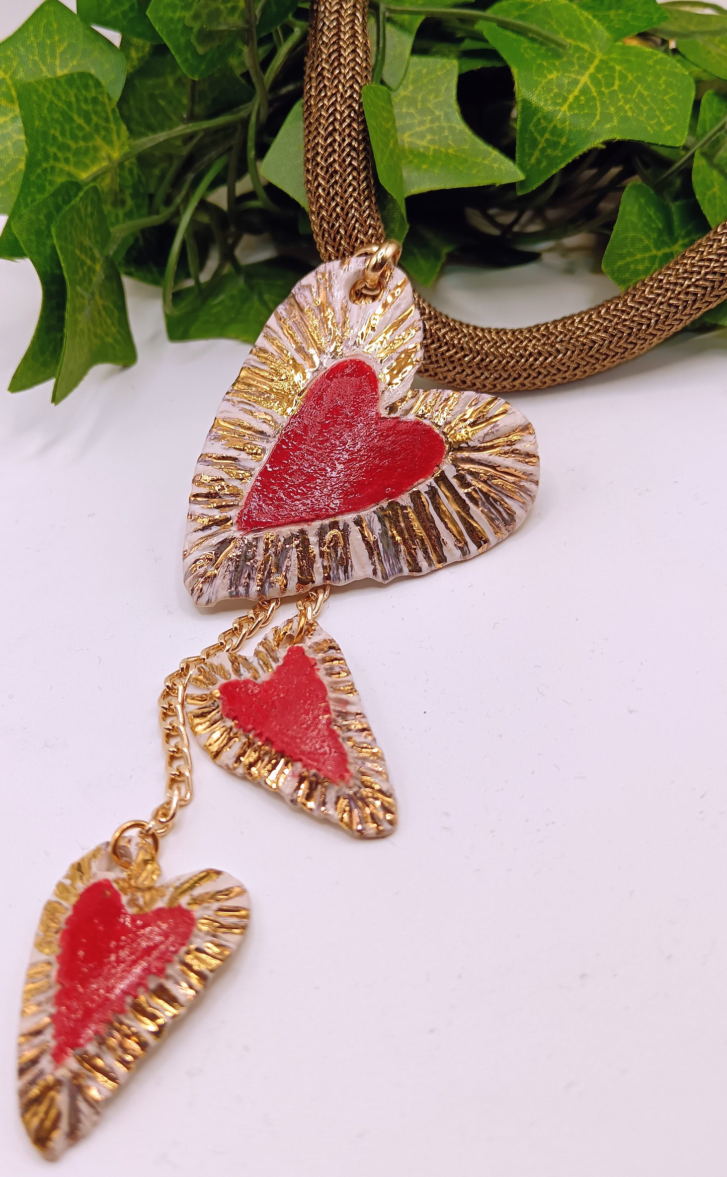 Collana in ceramica lustro oro con cuori pendenti