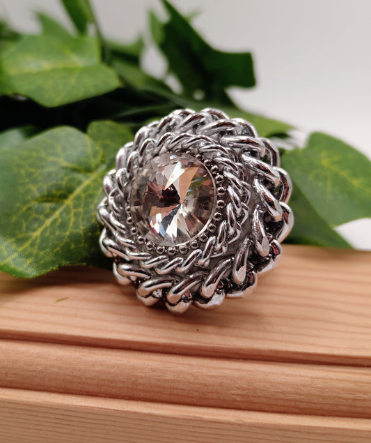 Anello artigianale con vortici di catena e strass centrale