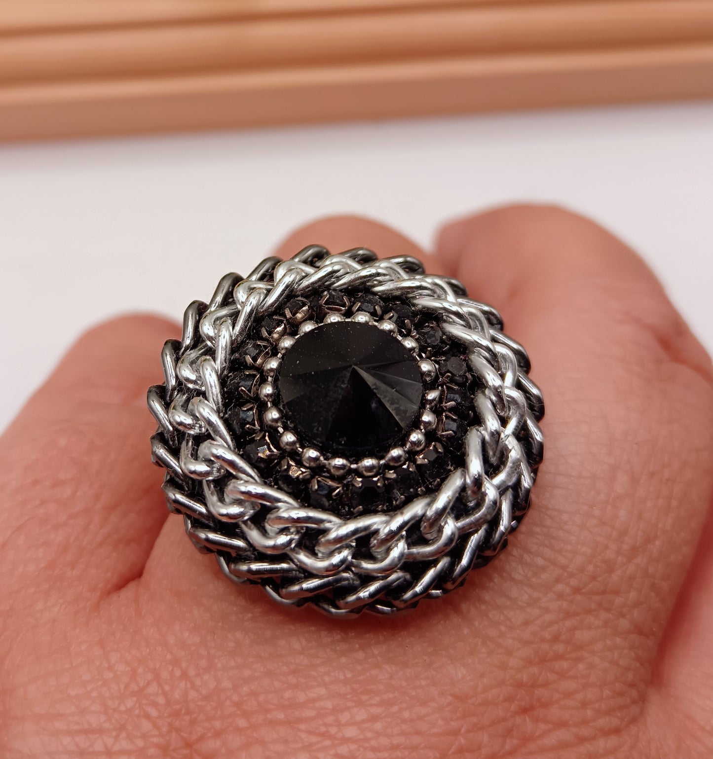 Anello artigianale con vortici di catena e strass centrale