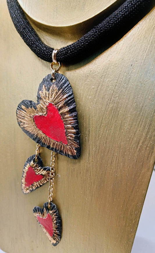 Collana in ceramica lustro oro con cuori pendenti