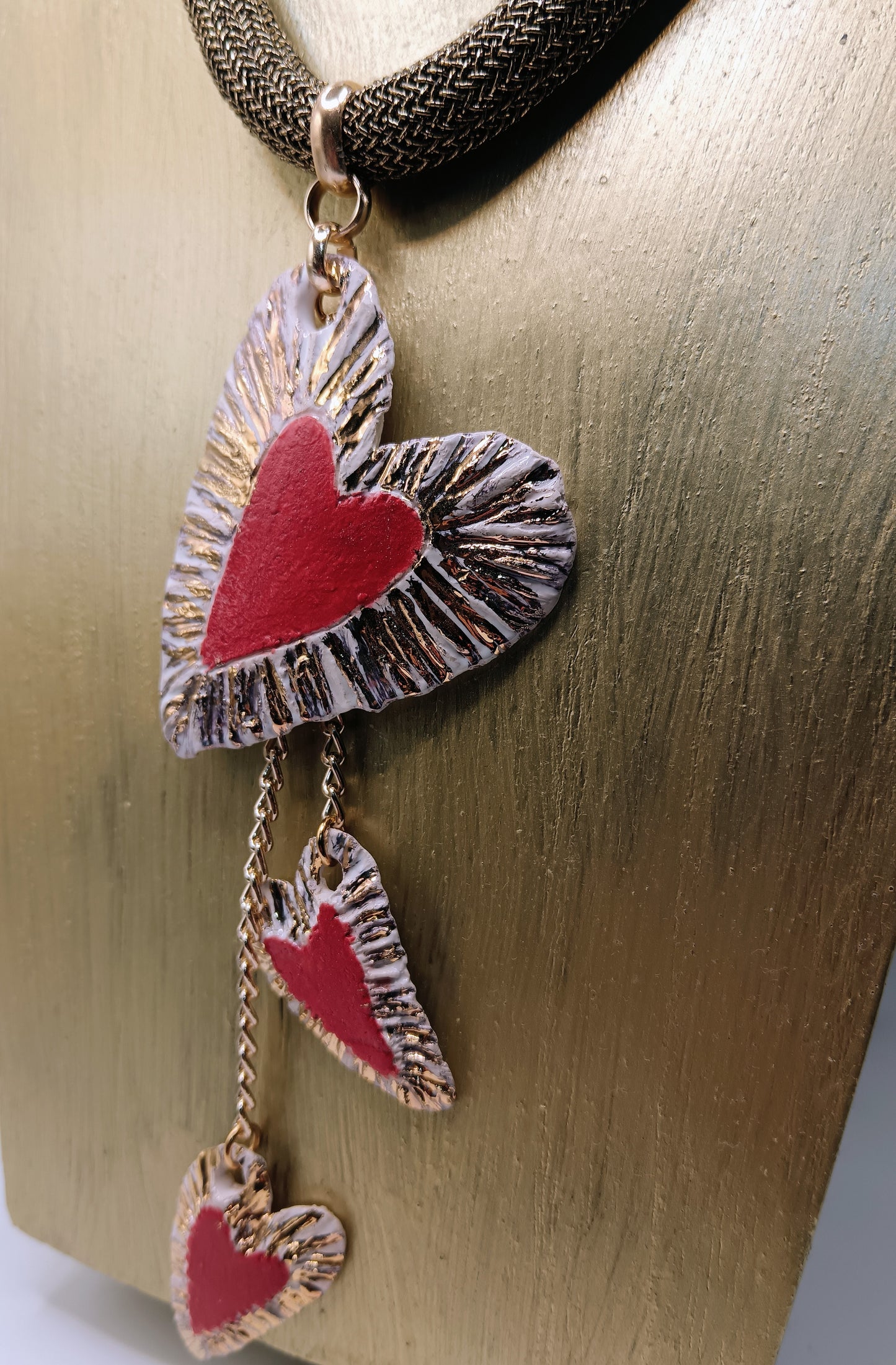 Collana in ceramica lustro oro con cuori pendenti