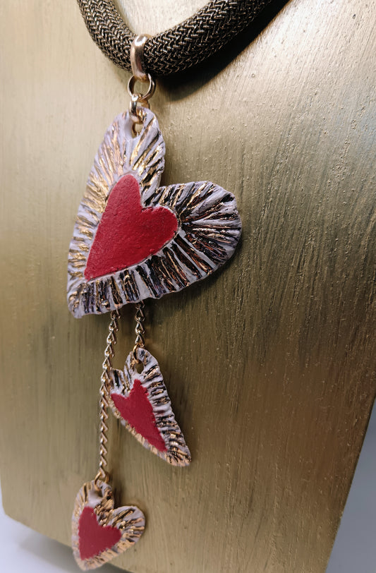 Collana in ceramica lustro oro con cuori pendenti