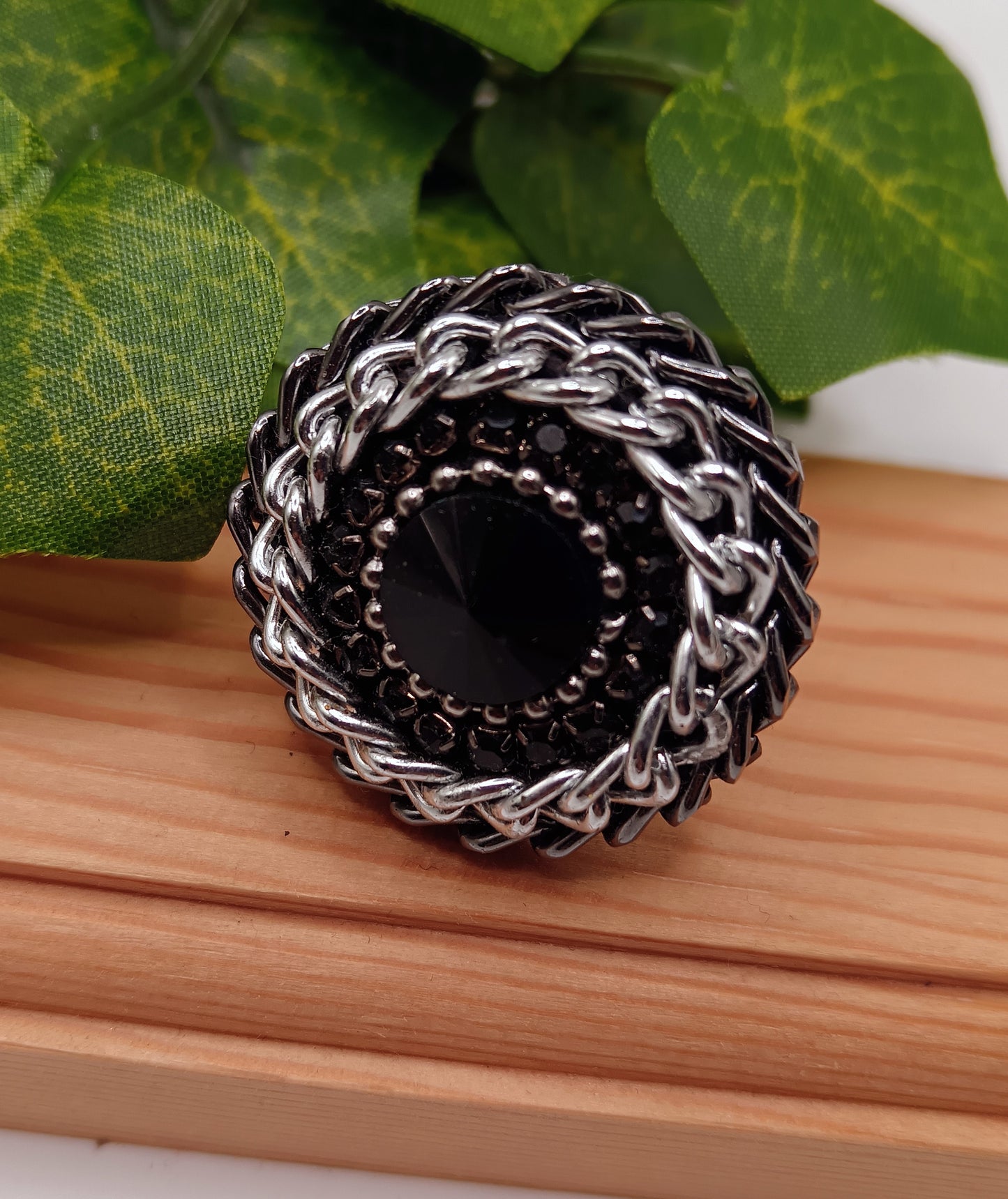 Anello artigianale con vortici di catena e strass centrale