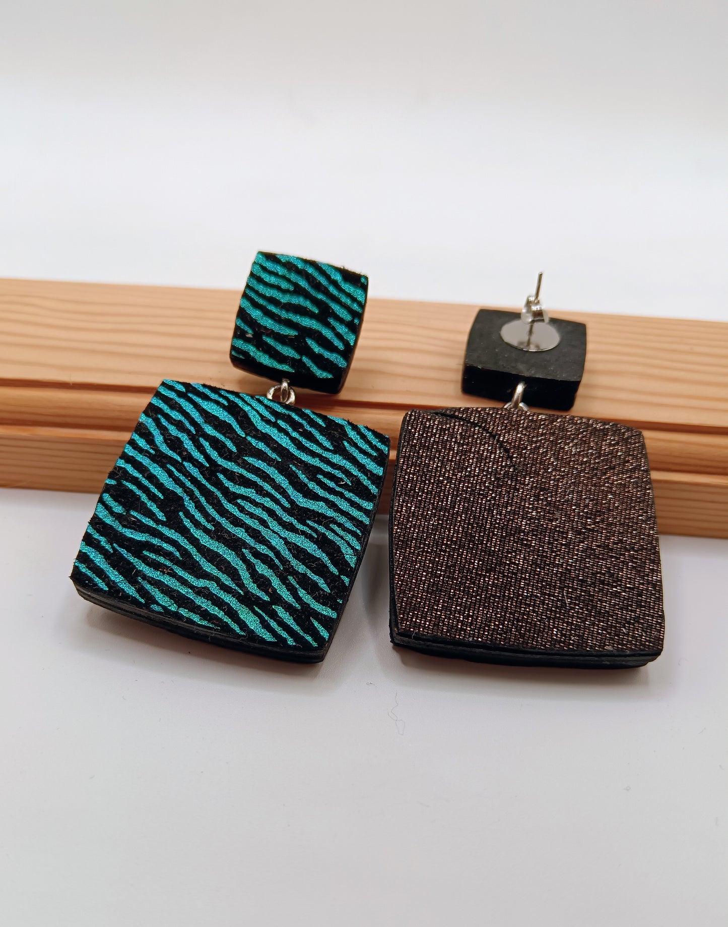 Orecchini pendenti con pelle olografica