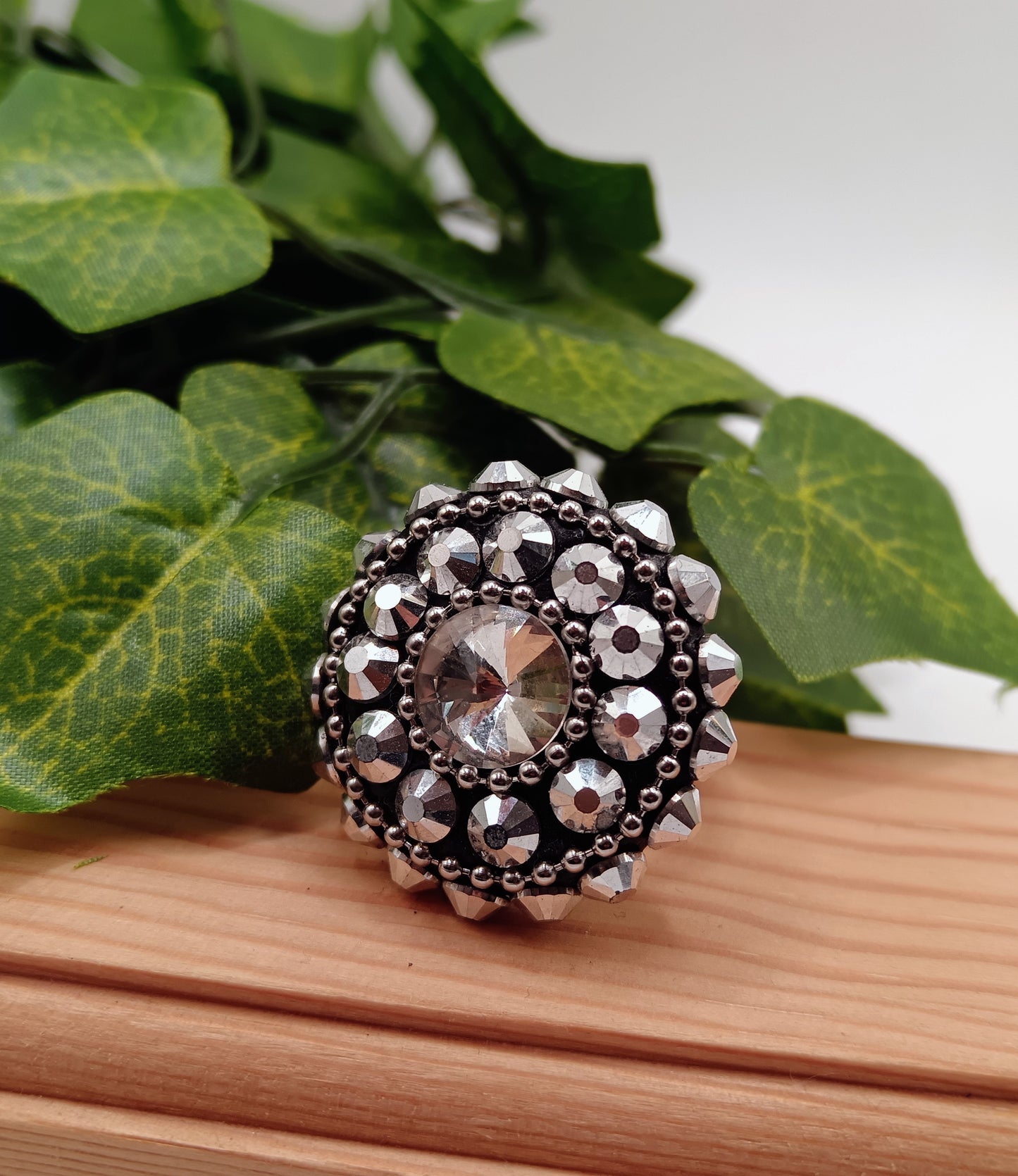 Anello artigianale con strass e catena in acciaio