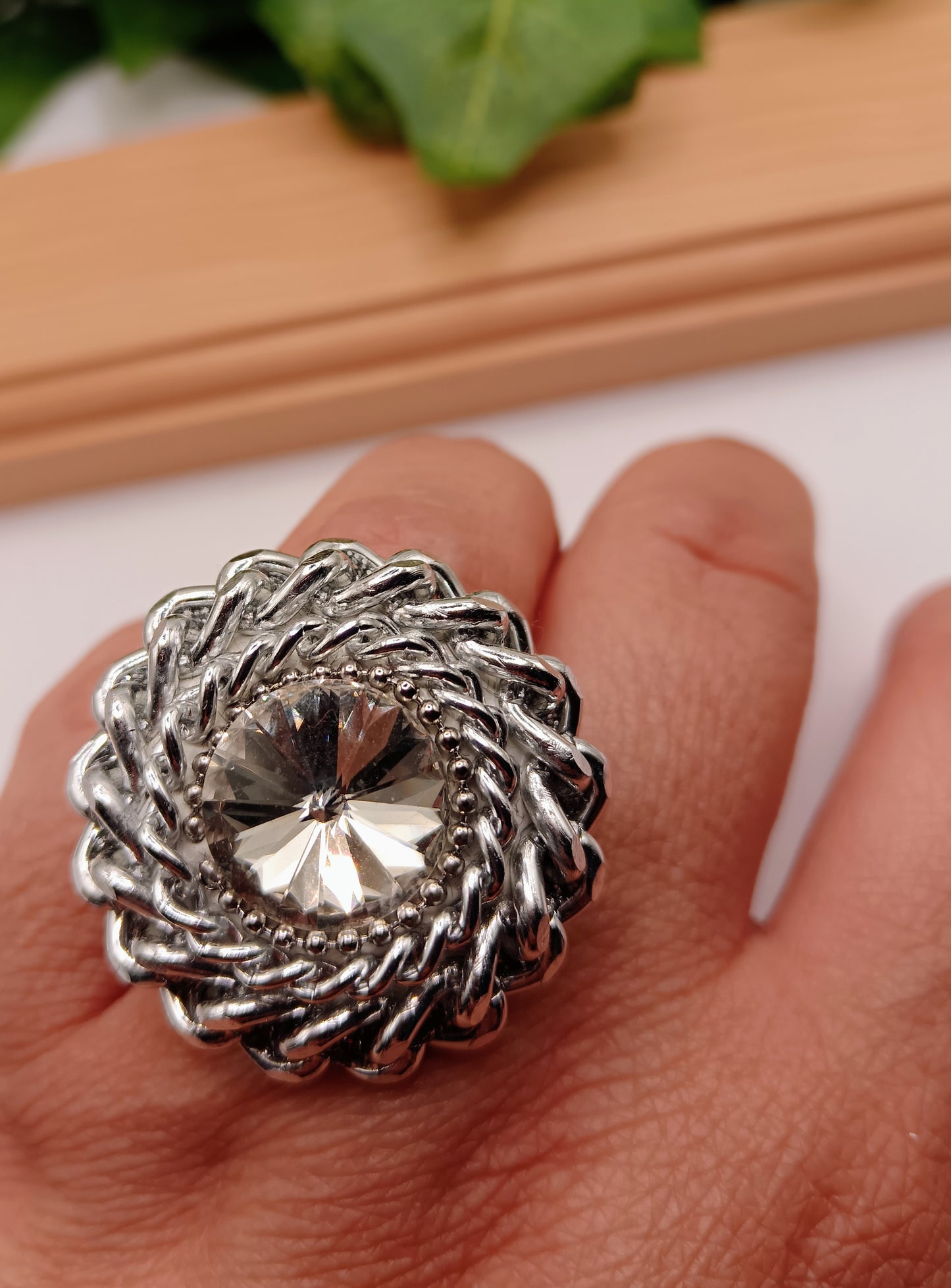 Anello artigianale con vortici di catena e strass centrale