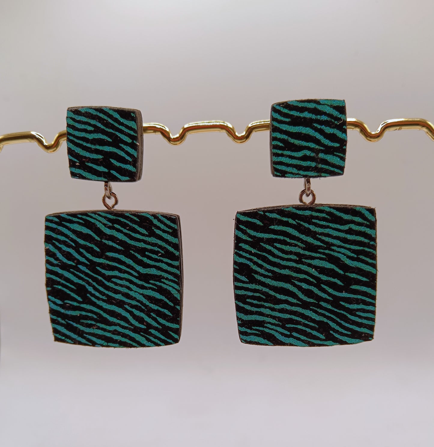 Orecchini pendenti con pelle olografica