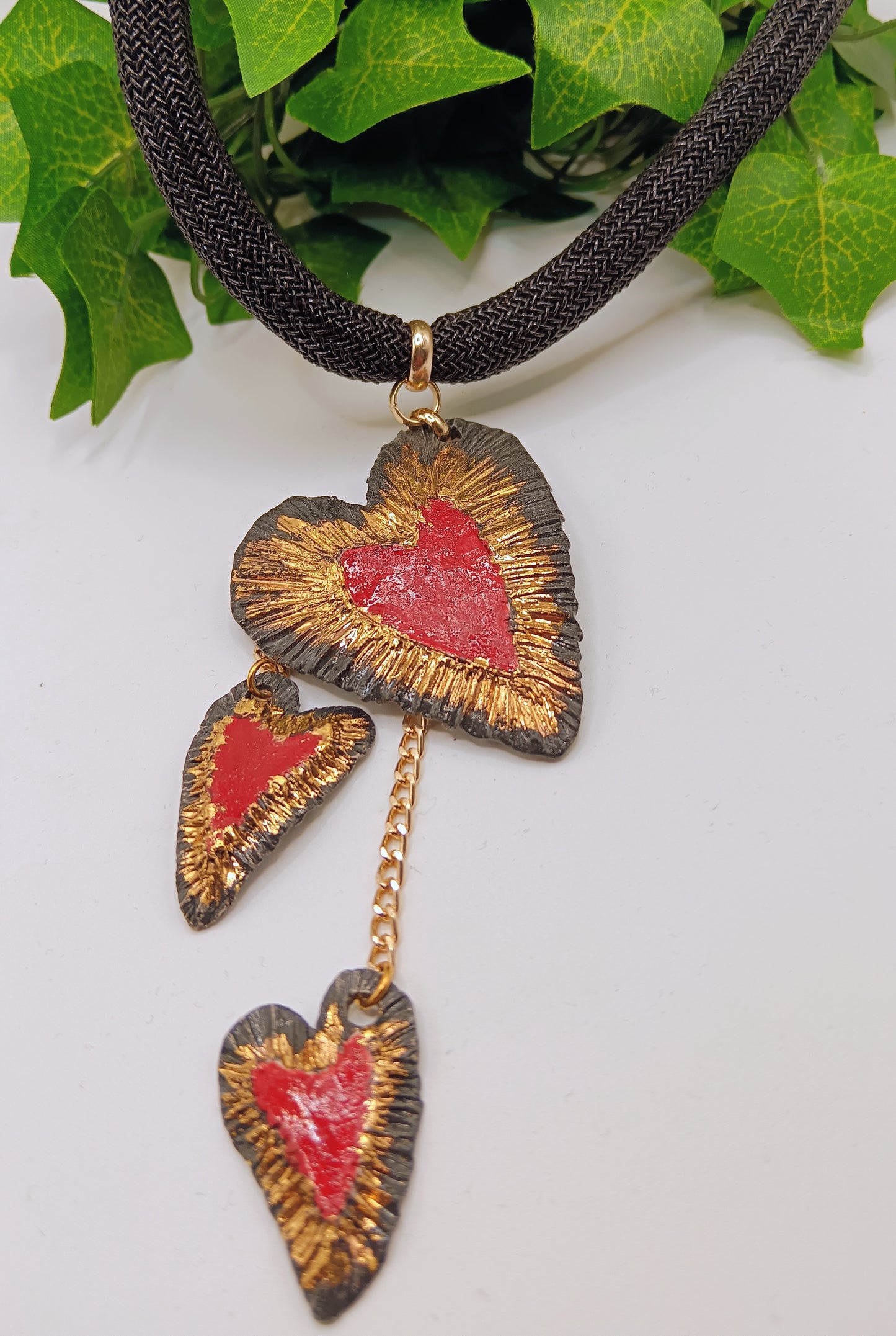 Collana in ceramica lustro oro con cuori pendenti